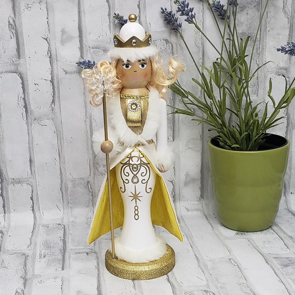 NUTCRACKR Queen in White and Gold,14"